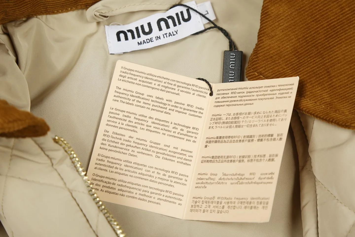 P330 White background picture [Popular item] Style number: 24373# Color: Khaki Apricot Size: S-XL -MiuMiu/MiuMiu 2024aw Autumn and winter hot new logo embroidered lapel three-zip rhombus plaid imitation feather jacket jacket - Ingenuity restoration 4-needle encrypted quilting embroidery three-in-one imitation feather cotton The board is straight and not bloated - Double-layer composite patch Hand-made counter-embroidery Laminated light gold Y-tooth brand zipper - Special shaped cloth foil for collar Correct 7 cm cylindrical windproof cuffs Closed cuffs with one-to-one stacking in front of the car - Miu style outfit 2024 new autumn and winter products Adopt classic diamond pattern quilting design Three-in-one imitation down cotton Light and thin sheets are positive The thermal insulation coefficient is also online Earth desert khaki apricot Maillard wind is full of relaxation to set off a warm autumn and winter atmosphere The collar is made of contrasting corduroy, which is warm and comfortable. The loose silhouette is both comfortable and easy to layer. The slightly gathered design of the cuffs and hem effectively locks in temperature.